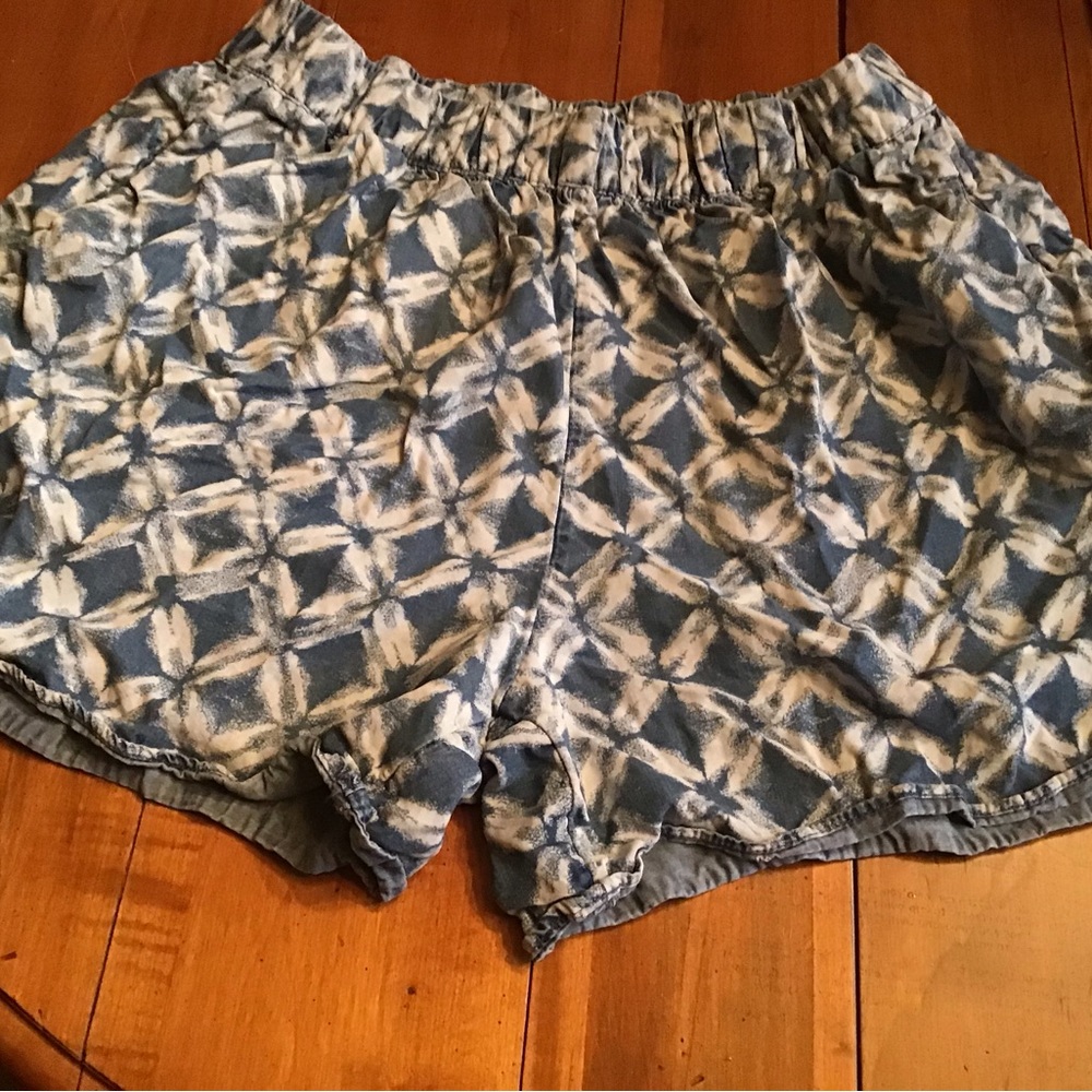 GAP Diamond Design Casual Shorts in Size M